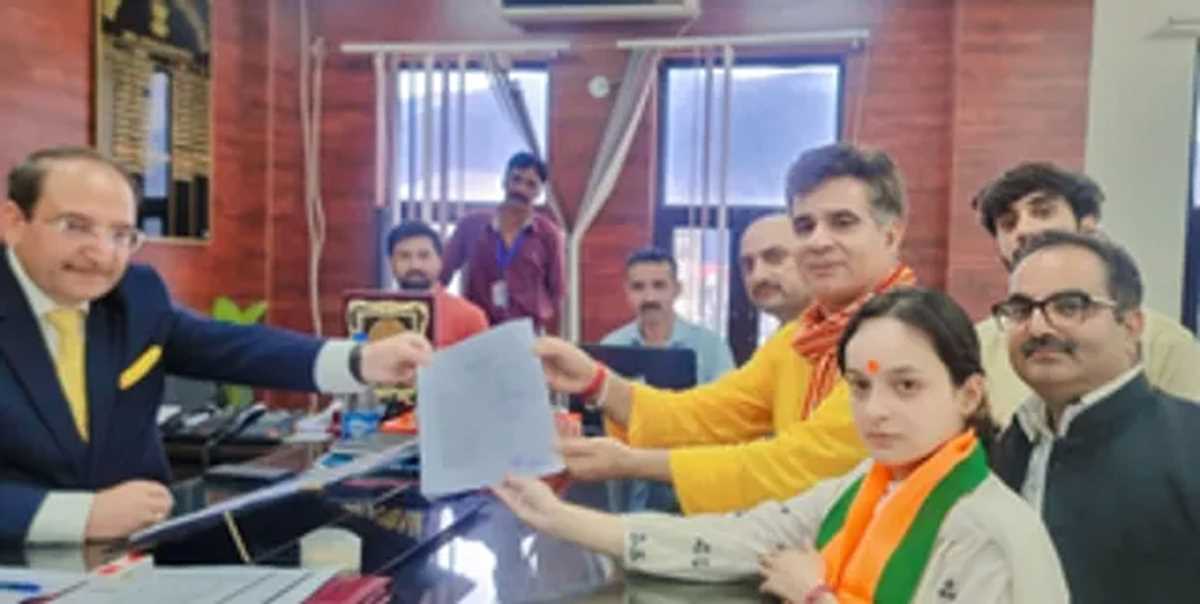 जम्मू-कश्मीर : किश्तवाड़ विधानसभा सीट से शगुन परिहार का नामांकन, आतंकी हमले में पिता-चाचा की हुई थी मौत